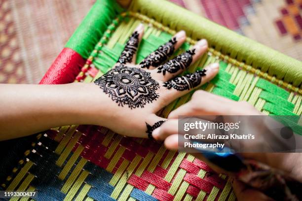 mehndi henna hand design - henna stockfoto's en -beelden