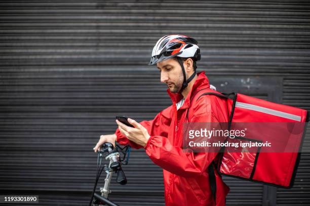 afleveradres opzoeken - bicycle messenger stockfoto's en -beelden
