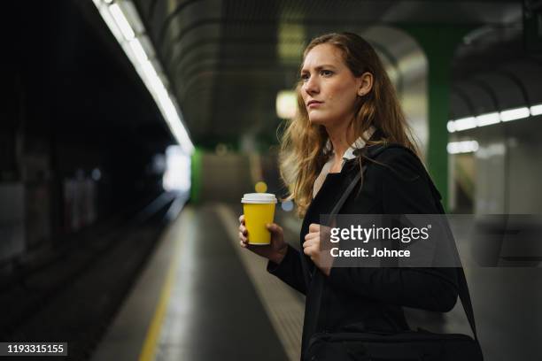 zakenvrouw die op een trein wacht - waiting stockfoto's en -beelden