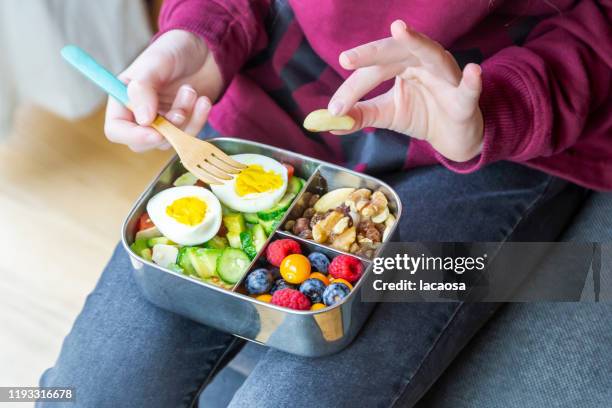 healthy lunch box with trail mix and berries, avocado salad - régime faible en glucides photos et images de collection