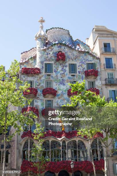gaudi building in barcelona - gaudi stock-fotos und bilder