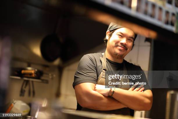 chef bereidt gerechten in keuken portret - asian man cooking stockfoto's en -beelden