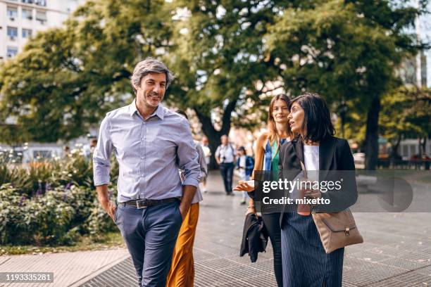 zaken vrienden gaan naar de bar na het werk - business park stockfoto's en -beelden