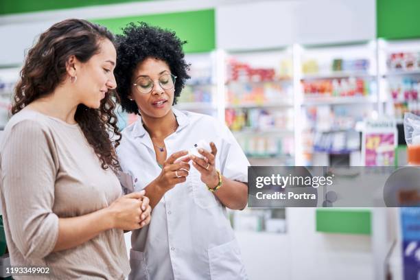 chemiker diskutiert mit kunden über medizin - speaking explaining young woman stock-fotos und bilder