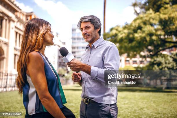 journalist asking a few questions - jornalista imagens e fotografias de stock