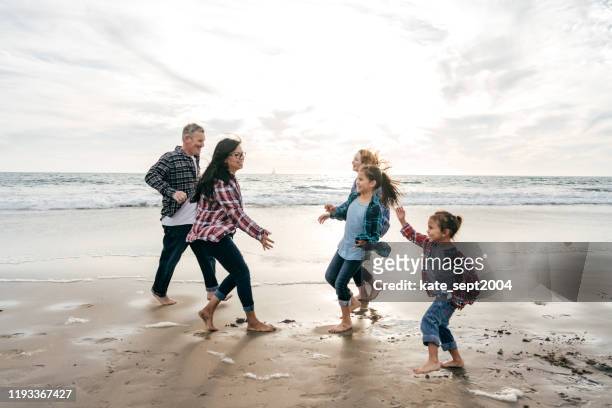 家族の休暇を選択する - sea club ストックフォトと画像