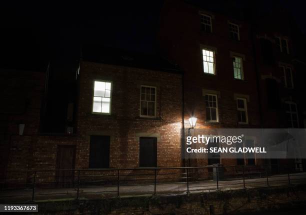 night time street lamp outside building - creepy house at night stock-fotos und bilder