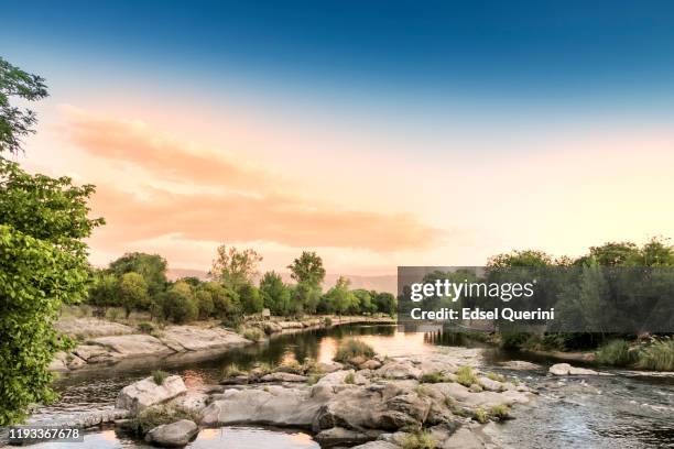 panaholma river across villa cura brochero, traslasierra valley, córdoba, argentinië. - cordoba stockfoto's en -beelden