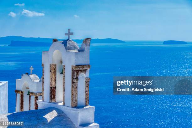 scenic view of traditional cycladic architecture in the oia village on santorini island (hdri) - mediterranean-blue-roof-santorini stock pictures, royalty-free photos & images