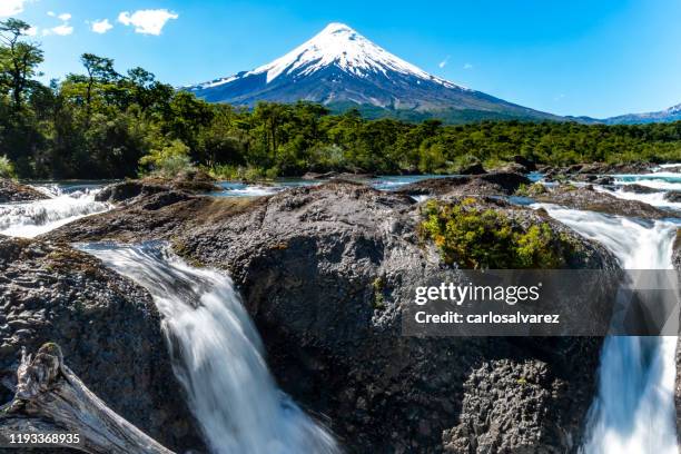 vulcão osorno e petrohue cai - petrohue river - fotografias e filmes do acervo