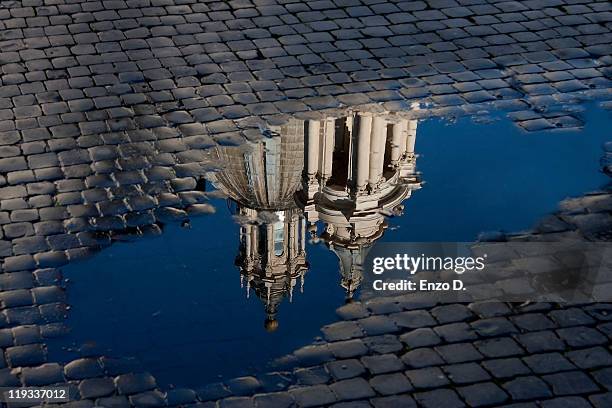 church of sant'agnese - piazza navona - roma - cobblestone puddle stock pictures, royalty-free photos & images