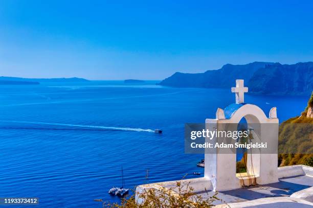 scenic view of traditional cycladic architecture in the oia village on santorini island (hdri) - mediterranean-blue-roof-santorini stock pictures, royalty-free photos & images