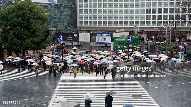 shibuya crossing, tokyo - shibuya station stock pictures, royalty-free photos & images