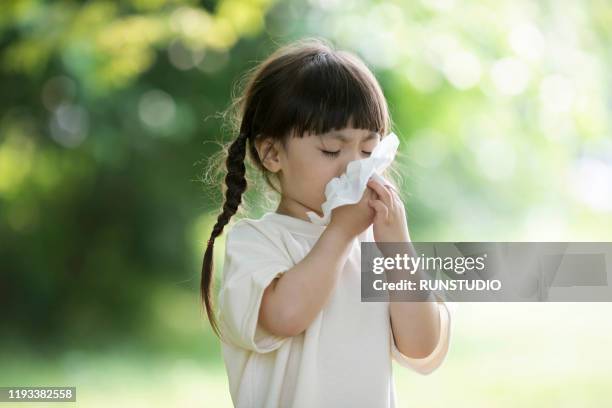 girl blowing nose outdoors - hooikoorts stockfoto's en -beelden