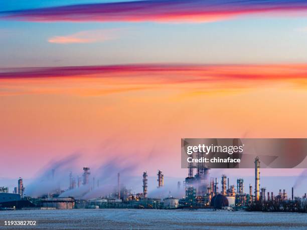 blick auf den sonnenuntergang von refinery complex - saskatchewan stock-fotos und bilder