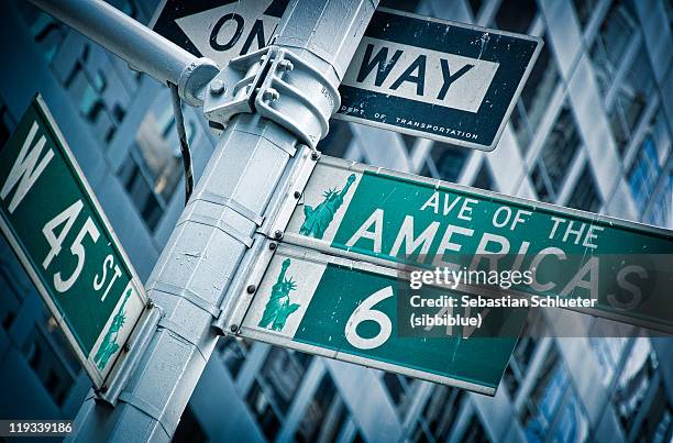 avenue of americas - panneau sens unique photos et images de collection