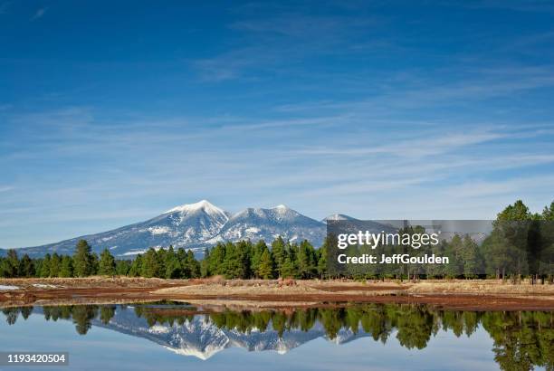 kachina wetlands en san francisco peaks - arizona mountains stockfoto's en -beelden