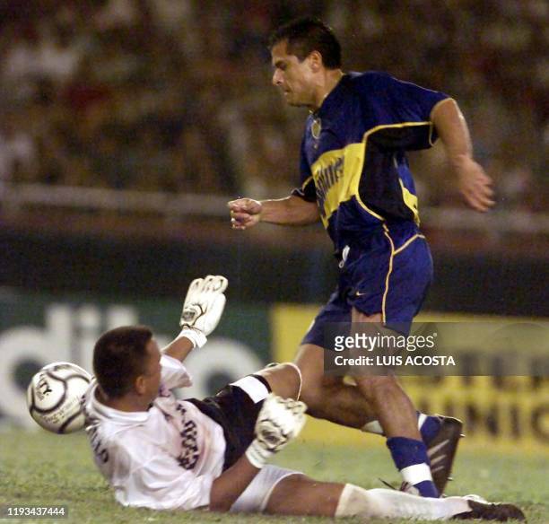 Marcelo Delgado of Boca Juniors of Argentina eludes Calixto Chiquillo of Junior of Colombia 10 May 2001 in Barranquilla, Colombia. El jugador Marcelo...