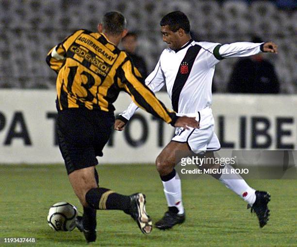 Vasco Da Gama, Romario fights for the ball with player of Penarol, Aguirregaray, 02 May 2001 in Montevideo. El jugador del Vasco Da Gama, Romario...