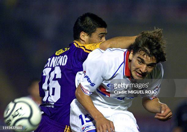 Chilean team player of Deportes Concepcion Victor Cancino fights with Nacional's Amaranto Abascal 11 April 2001 in Montevideo. El jugador del equipo...
