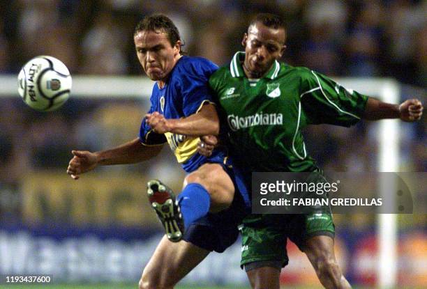 Gustavo Pinto of Argentina's Boca Juniors, fights for the ball with William Vasquez of Deportivo Cali of Colombia 07 March 2001 in Buenos Aires....