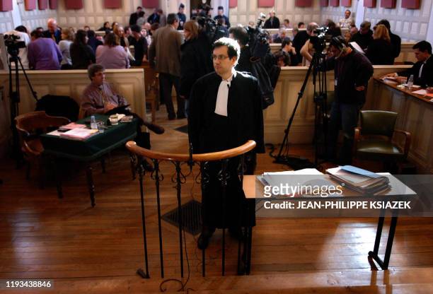 Un des avocats des familles des victimes, Me Didier Seban patiente, le 23 novembre 2004 dans la salle d'audience du palais de justice d'Auxerre,...