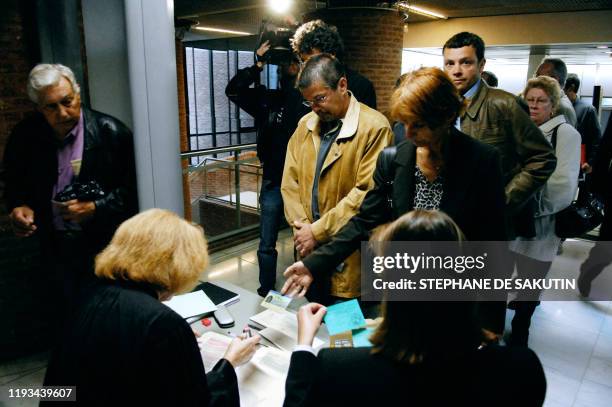 Des personnes présentent le 21 mai 2007, leurs papiers d'identité au tribunal de grande instance de Versailles, avant l'ouverture du procès de Claude...