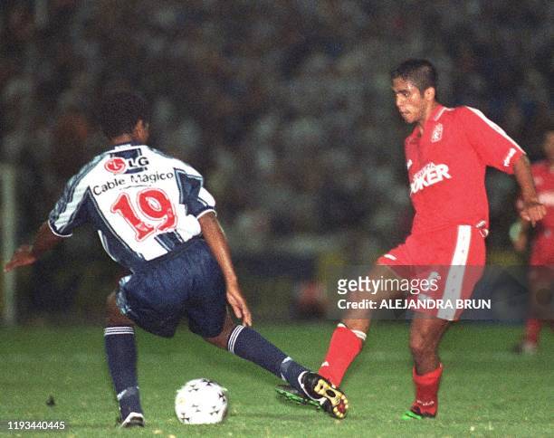 Colombian soccer player for America de Cali, Fabian Vargas , fights for the ball with the Alianza player 08 December 1999. El atacante del equipo...