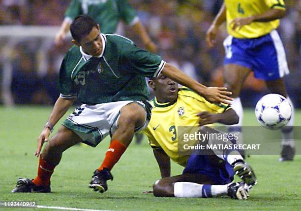 Miguel Zepeda of Mexico battles Odvan of Brazil for the ball 04 August 1999 during the final of the Confederations Cup in Mexico City. Mexico...