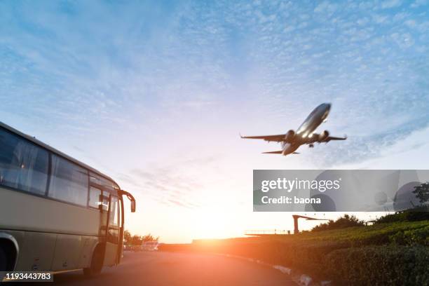 vliegtuig vliegen over de snelweg - airport traffic stockfoto's en -beelden