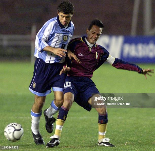 Argentina's sub-17 Javier Mascherano fights for the ball with Venezuela. Evelio Hernandez in Arequipa, Peru 16 March 2001. El seleccionado de futbol...