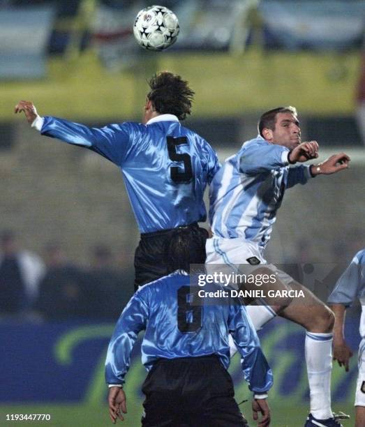 Uruguay's Andres Fleurquin heads the ball from Argentine Martin Palermo 07 July 1999 in Luque, Paraguay. El uruguayo Andres Fleurquin le gana en el...