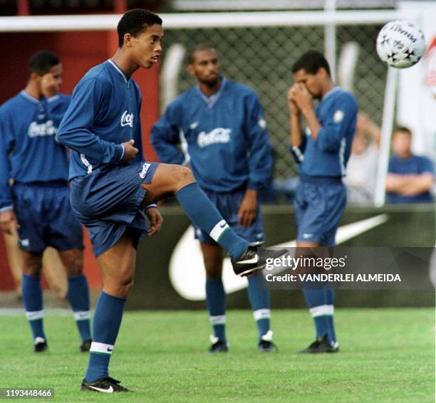 Year-old player for the Brazilian team, Ronaldinho, during a practice round. El jugador de la seleccion brasilena de futbol, Ronaldinho, de 19 anos ,...