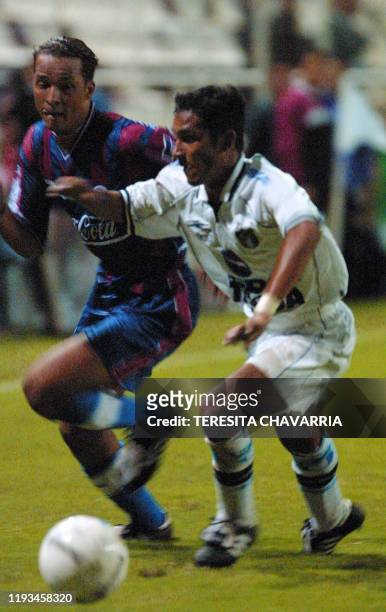 Adwin Avila and Erick Roberto fight for the ball in San Jose, Costa Rica 12 September 2001. Edwin Avila del Olimpia de Honduras y Erick Roberto del...
