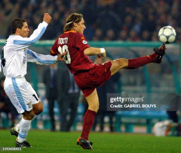 Roma captain Francesco Totti vies with Lazio Rome midfielder Argentinian Diego Simeone during the derby match Lazio Rome - AS Rome, 17 December 2000...