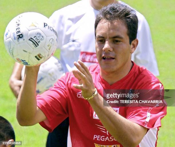 Cuauhtemoc Blanco is seen holding the ball in Hereida, Costa Rica 06 October 2001. Cuauhtemoc Blanco intenta atrapar el balon el 06 de octubre de...
