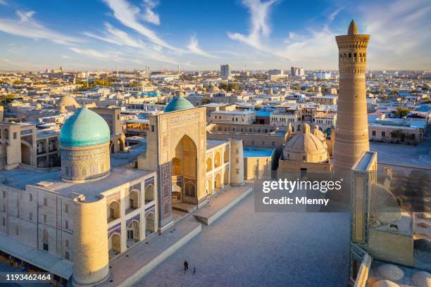 bukhara poi kalon complex bovenaanzicht minaret in oezbekistan - minaret stockfoto's en -beelden