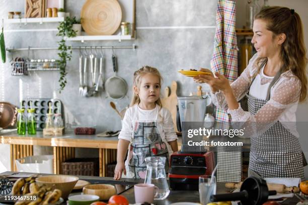 madre e figlia bambina che fanno latte di nocciola - blender foto e immagini stock