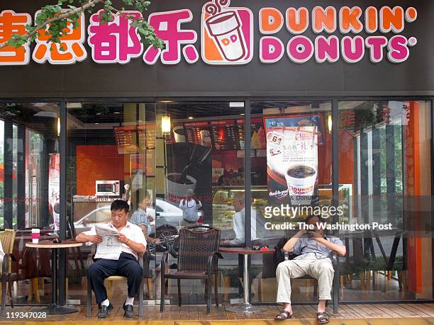 American donut chain Dunkin' Donuts now has 40 outlets around China, including 18 here in Shanghai, with ambitious plans to expand to 100 stores in...