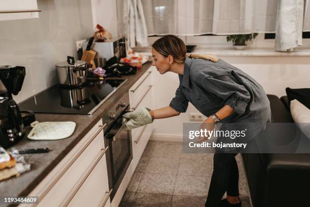 bereiden van maaltijd - oven stockfoto's en -beelden