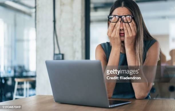 mujer de negocios cansada - frustración fotografías e imágenes de stock