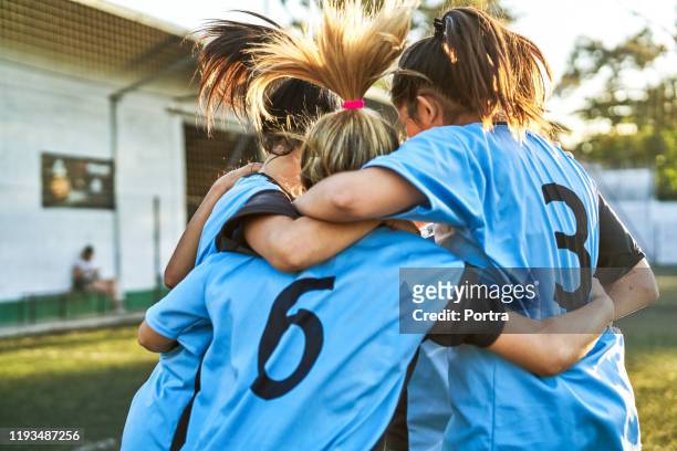 足球女孩在贏得比賽後嬉戲 - soccer team 個照片及圖片檔