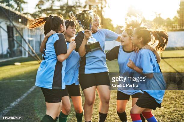 vrouwelijk voetbalteam viert succes - the championship voetbalcompetitie stockfoto's en -beelden