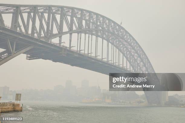 sydney harbour bridge in smoke haze, air pollution from forest fires, bushfires in australia - pollution smog stock pictures, royalty-free photos & images