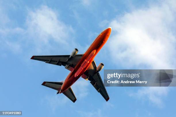 jet airplane, firefighting aircraft flying at low altitude to forest fires, bushfires in blue mountains, australia - airplane fire stock pictures, royalty-free photos & images