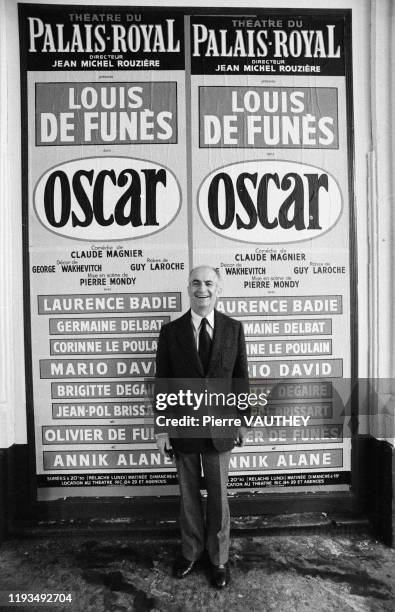 Acteur français Louis de Funes devant les affiches de la pièces de théâtre "Oscar" au Théâtre du Palais Royal à Paris.