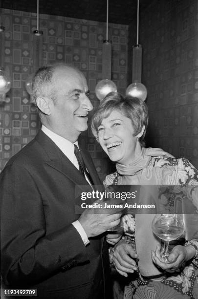 Acteur français Louis de Funes avec son épouse Jeanne Augustine venus pour l'inauguration de la nouvelle discothèque "Le Village" à Paris.