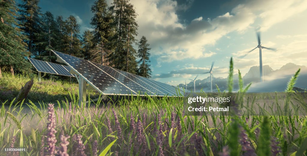 Miljövänlig installation av sol cells kraftverk och vindkraftverk gård ligger i vackra fräscha bergslandskap med trevlig varm sen eftermiddag ljus. 3D-rendering.