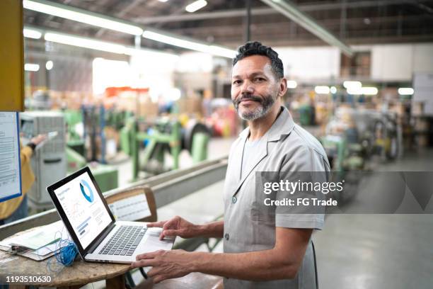 portret van een technicus met laptop in de productielijn van een fabriek - pardo stockfoto's en -beelden