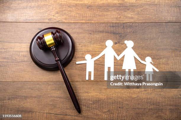 mallet showing separation of family and house - children divorce stock-fotos und bilder